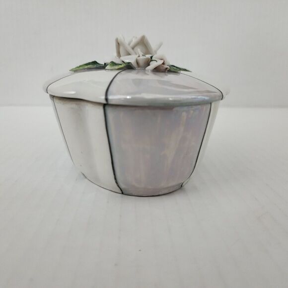 Vintage 1945 Porcelain de France Lusterware Trinket Box &Lid Gray Embossed Roses - Picture 7 of 9